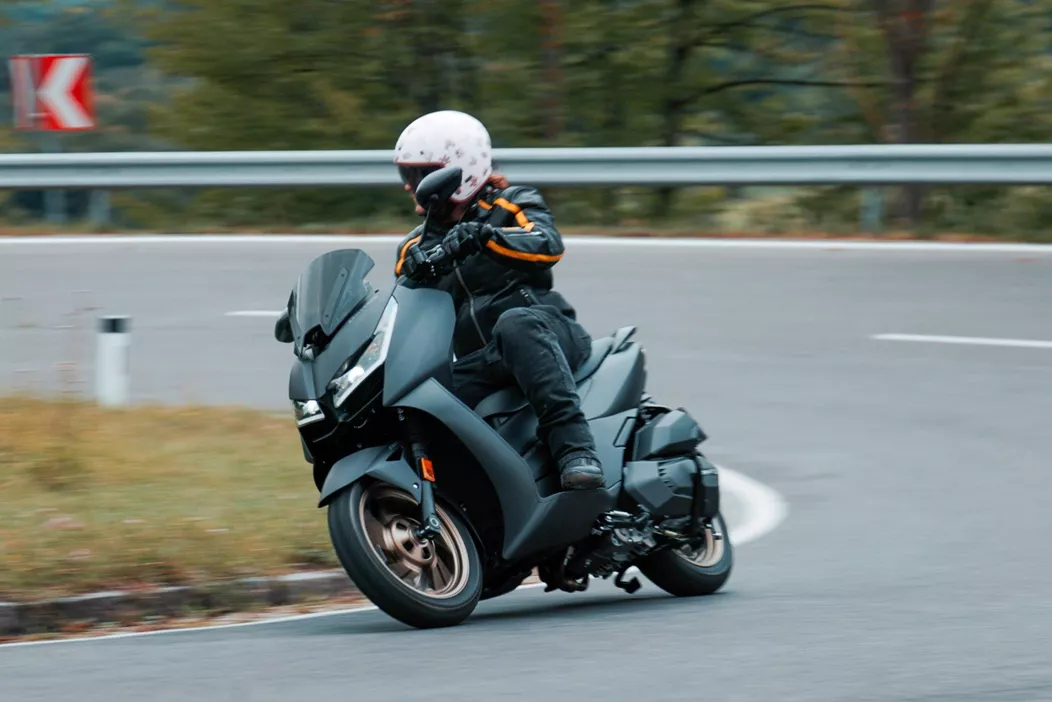 Zontes 125D vstopa na trg luksuznih skuterjev A1 in želi prepričati s svojo ugodno ceno. Toda ali se lahko kosa z močno in uveljavljeno konkurenco?