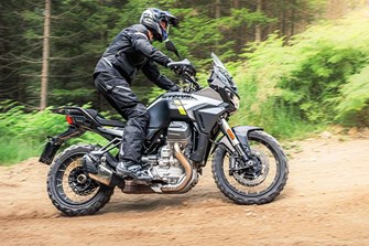 Moto Guzzi Stelvio im 1000PS Offroad Test 2024
