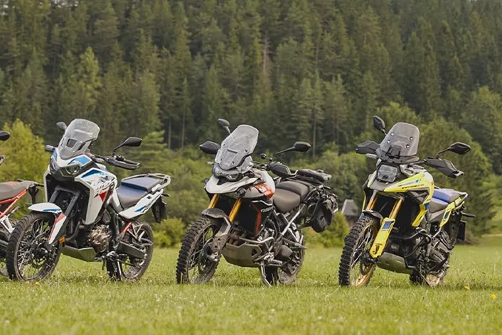 13 aktuális túraenduró méri össze erejét minden idők legnagyobb offroad tesztjén. 6 szerkesztő vett részt - 3 offroad profi és 3 mindenes a 1000PS szerkesztőségéből. Melyik modell áll az élen 2024-ben az utak mellett? Ebben a jelentésben öt modern túraendúro teljesítményét vizsgáljuk meg 21 colos első kerékkel.