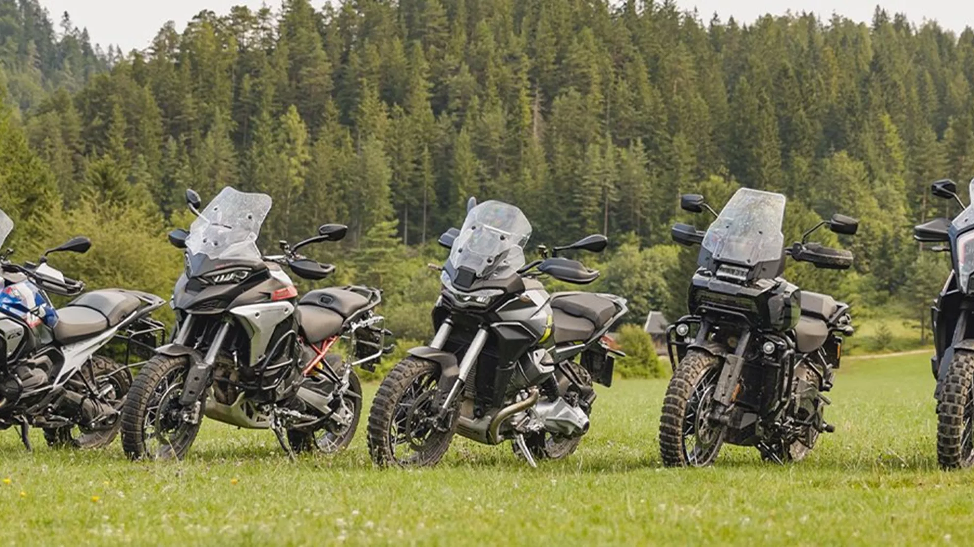 2024 Büyük Offroad Testinde 19 İnç Tekerlekli Üst Sınıf Macera Motorsikleti