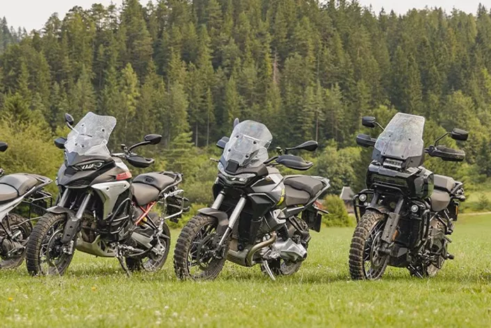 13 güncel macera motosikleti, tüm zamanların en büyük offroad testinde birbirleriyle yarışıyor. 6 editör bu testte yer aldı - 3 offroad profesyoneli ve 1000PS redaksiyonundan 3 çok yönlü sürücü. 2024 yılında yollardan uzaklarda hangi model öne çıkacak? Bu raporda, en azından performans ve fiyat açısından, macera motosikleti segmentinin zirvesine bir göz atıyoruz ve 19 inç ön tekerleğe sahip beş modern büyük enduroyu daha yakından inceliyoruz.