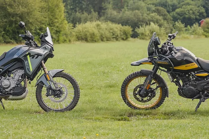 13 aktualnych motocykli adventure mierzy się w największym teście offroadowym wszech czasów. 6 redaktorów brało w nim udział - 3 profesjonalistów offroadowych i 3 wszechstronnych z redakcji 1000PS. Który model w 2024 roku będzie przodował poza drogami? W tym raporcie przyjrzymy się wydajności trzech nowoczesnych A2-reiseenduros w klasie pojemności 450 cm³.