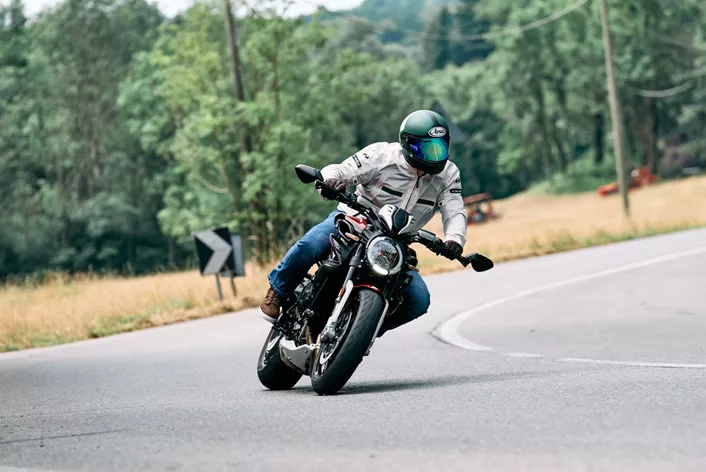 La MV Agusta Dragster 800 RR SCS est une œuvre d'art brutale de l'ingénierie italienne – agressive, unique et remplie de technologies innovantes. Comment se comporte-t-elle sur la route ?