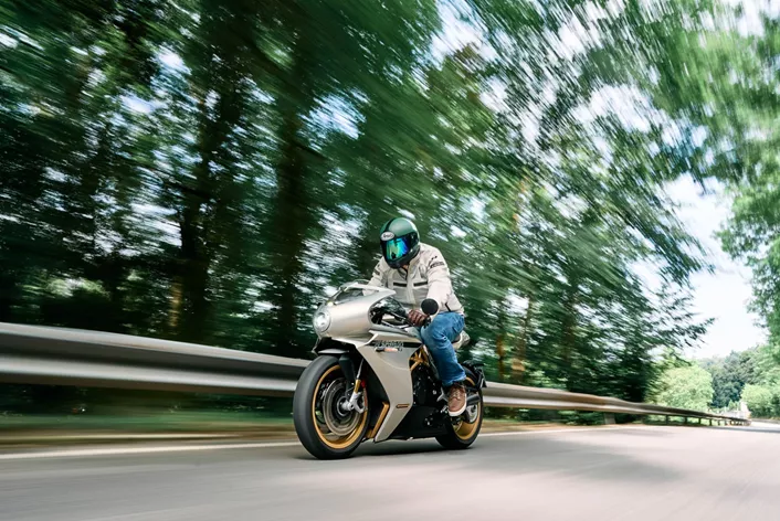 La MV Agusta Superveloce 800 S allie art et performance dans un mélange unique de design classique intemporel et de technologie moderne – un chef-d'œuvre sur deux roues. Comment roule-t-elle ?