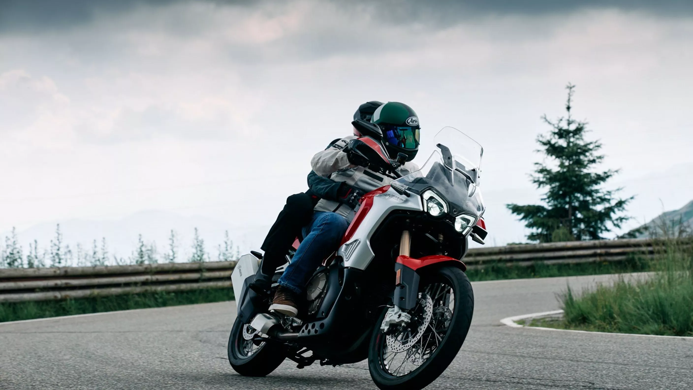 MV Agusta Enduro Veloce 2024 Sürüş Raporu ve Sele Testi MV Agusta Enduro Veloce 2024 Sürüş Raporu ve Sele Testi