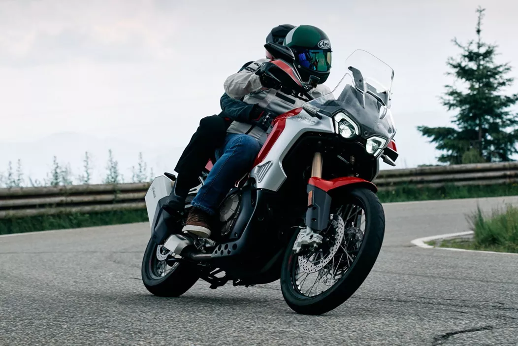 La MV Agusta Enduro Veloce combina un rendimiento potente, tecnología innovadora y una ergonomía excelente. ¿Es la compañera ideal para largos viajes y la dinámica travesía en pareja?