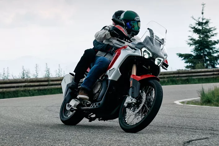La MV Agusta Enduro Veloce combine une performance puissante, une technologie innovante et une ergonomie exceptionnelle. Est-elle la compagne idéale pour les longues sorties et les voyages dynamiques à deux ?