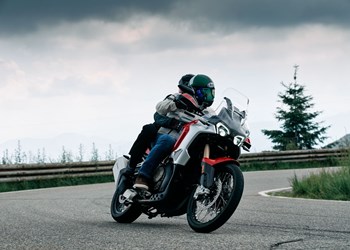 MV Agusta Enduro Veloce 2024 Fahrbericht inkl. Sozius-Test MV Agusta Enduro Veloce 2024 Fahrbericht inkl. Sozius-Test