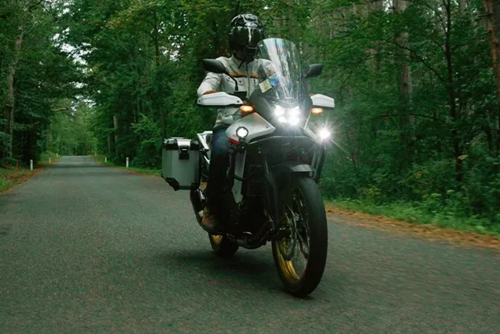 1000PS motzt die neue Honda XL750 Transalp auf und versucht, ihr volles Potenzial auszuschöpfen. Dieser Bericht dreht sich um Stage 1 des Projekts, in dem es um die Verbesserung der Alltags- und Tourentauglichkeit geht.