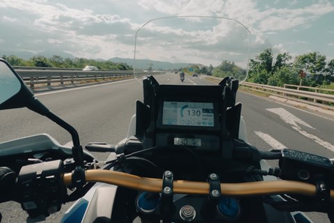 Fahren auf der Autobahn und mit hohen Geschwindigkeiten