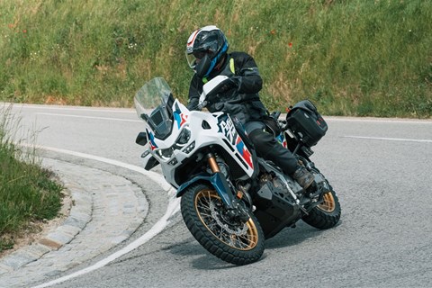 Motorradfahren lernen - Notbremsen in Kurven