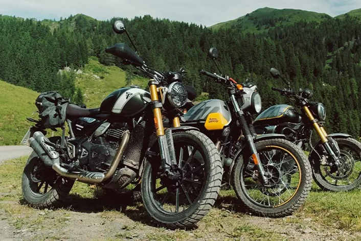 Tre indisktillverkade A2-motorcyklar måste bevisa sig på en liten äventyrstur mellan de friulanska bergen. Vissa är mer, andra mindre prisvärda. Precis som att vissa är mer, andra mindre kända och vissa är mer, andra mindre hemma i Indien. Trots sina olikheter måste de bemästra samma utmaningar både på och utanför de asfalterade vägarna.