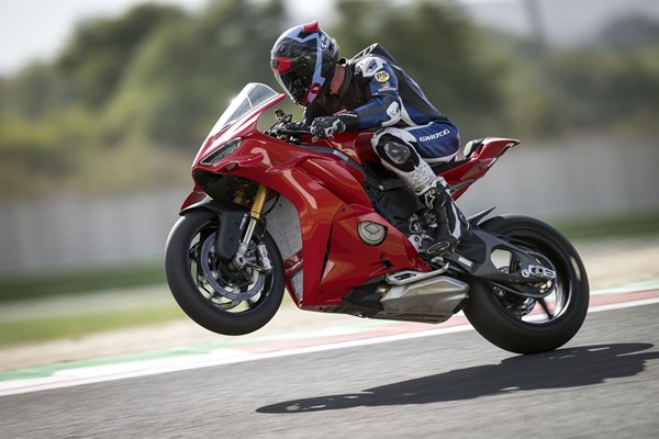 Ducati Panigale V4 S 2025 Test