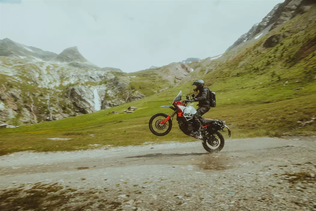 Ob podaljšanem vikendu je bila Ducati Desert X Rally preizkušena glede njene potovalne zmogljivosti v offroad raju Zahodnih Alp.