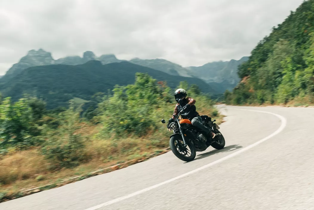 Honda CL500 özgürlük ve macera vaat ediyor - ama küçük Scrambler zorlu ralli günlük yaşamında da başarılı olabilir mi? Honda CL500'ü Balkan Rallisi 2024'te, Balkanların muhteşem manzarası boyunca 2500 kilometre boyunca test ettik ve bazı sürprizlerle karşılaştık.