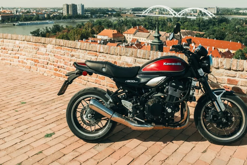 Kawasaki Z900 RS, klasik tarzı modern teknoloji ile birleştiriyor – ve sadece bir Naked-Bike'dan daha fazlası. Peki bu motosiklet, Balkan Dağları'nda uzun turlarda ve günlük hayatta nasıl performans gösteriyor? Balkan Rallisi'nde onu en ince ayrıntısına kadar test ettik.