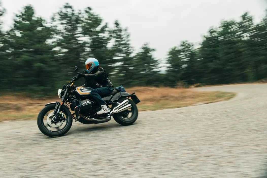 BMW R12, rahat bir cruiser gibi görünüyor - ama daha fazlasını yapabilir mi? 2024 Balkan Rallisi'nde, sadece kısa mesafeler için uygun olmadığını gösterdi. Onu 2500 km'den fazla test ettik ve çok yönlülüğüne şaşırdık.