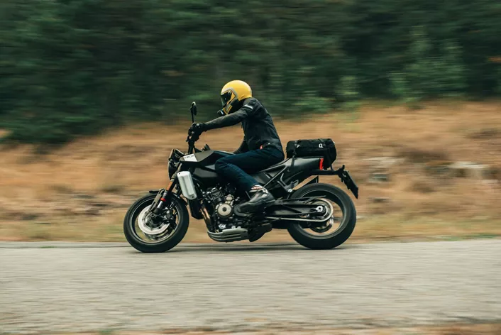 A Husqvarna Svartpilen 801 quer ser tudo – esportiva, estilosa e diferente. Se ela realmente consegue isso e como se saiu no exigente rali dos Bálcãs, você descobrirá em nosso detalhado relatório de teste. Spoiler: Ela tem algumas surpresas na manga!