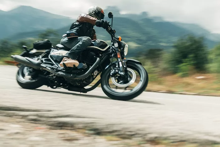 A Royal Enfield Shotgun 650 conquistou a equipe 1000PS durante o Rally dos Balcãs 2024. 2500 quilômetros, de Budapeste até a Baía de Kotor e de volta a Wiener Neustadt. Um teste de moto diferente – com vento, chuva e pura desaceleração.