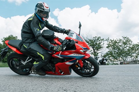 Motorradfahren lernen - moderne Fahrassistenzsysteme