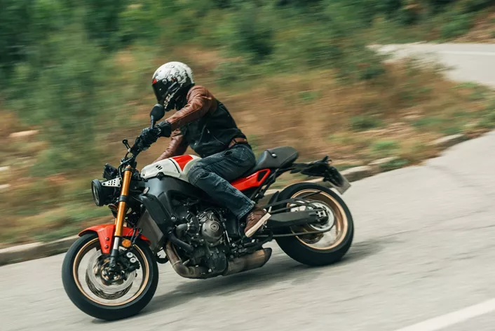 A Yamaha XSR900 parece, à primeira vista, uma clássica moto retro. No entanto, por trás da fachada charmosa, esconde-se tecnologia moderna e uma dose pura de prazer de conduzir, que surpreenderá até os motards experientes. Nós a testamos a fundo no Rally dos Balcãs.