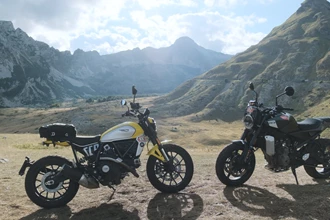 Ducati Scrambler 800 vs. Husqvarna Svartpilen 801 im Vergleich Ducati Scrambler 800 vs. Husqvarna Svartpilen 801 im Vergleich