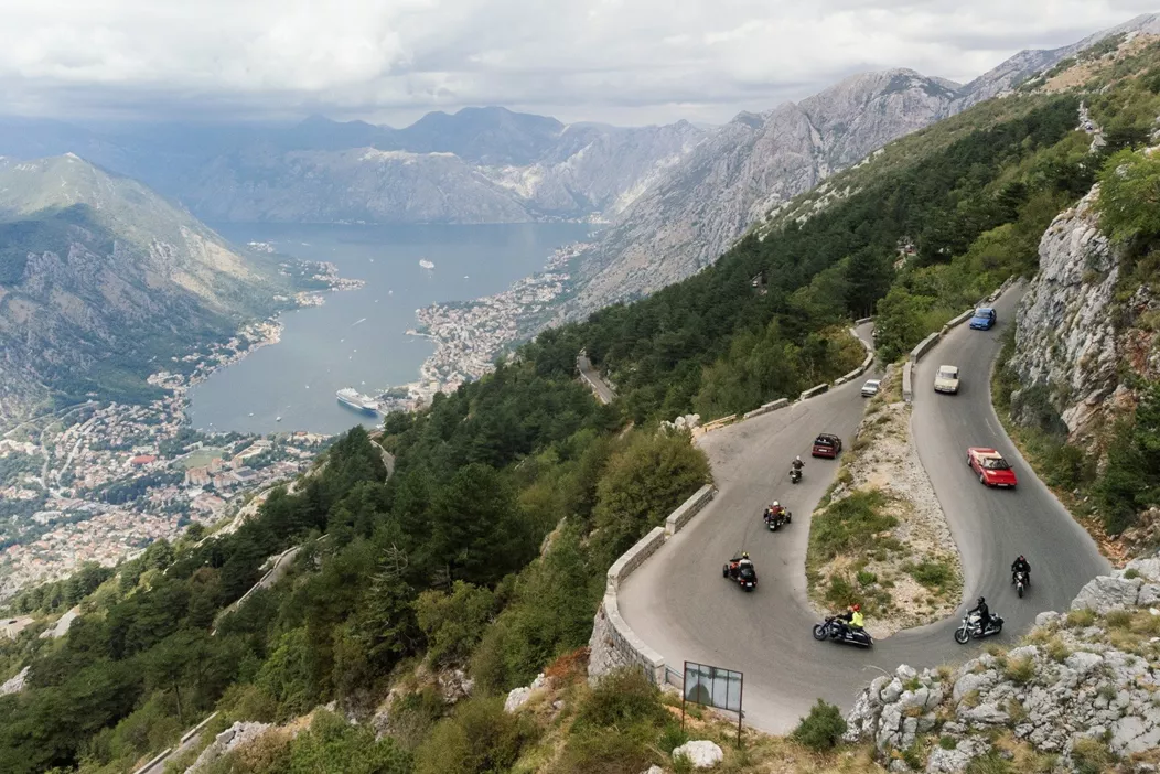 Nyolc retro motor, hét nap, négy ország és több mint 2500 km lélegzetelállító tájakon és kihívást jelentő útvonalakon keresztül - a Balkan Rally 2024 az ultimátum próbája volt tesztflottánk számára. Az egyenes pusztai utaktól a hajmeresztő hegyi hágókig a gépeket a határaikig vittük. Melyik motor uralja legjobban a Balkánt?