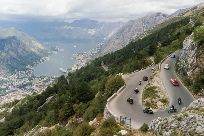 Ocho motos retro, siete días, cuatro países y más de 2500 km a través de paisajes impresionantes y carreteras exigentes: el Balkan Rally 2024 fue la prueba definitiva para nuestra flota de pruebas. Desde las rectas interminables de la Puszta hasta los vertiginosos pasos de montaña, llevamos las máquinas al límite. ¿Cuál moto domina mejor los Balcanes?