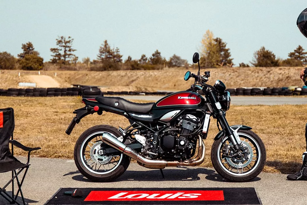Eleganca sreča zmogljivost: Kawasaki Z900RS obljublja fascinantno mešanico klasičnega dizajna in sodobnih voznih zmogljivosti. Toda kako se japonski retro motor obnese na naši zahtevni 1000PS testni stezi v Bad Fischau? Elegantno Kawasaki smo vozili v skladu z njenim namenom in smo navdušeni!