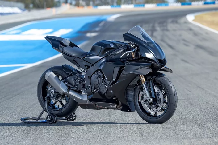 I když silniční homologace skončila, R1 pokračuje dál. Yamaha představuje nové modely R1 Race a R1 GYTR.