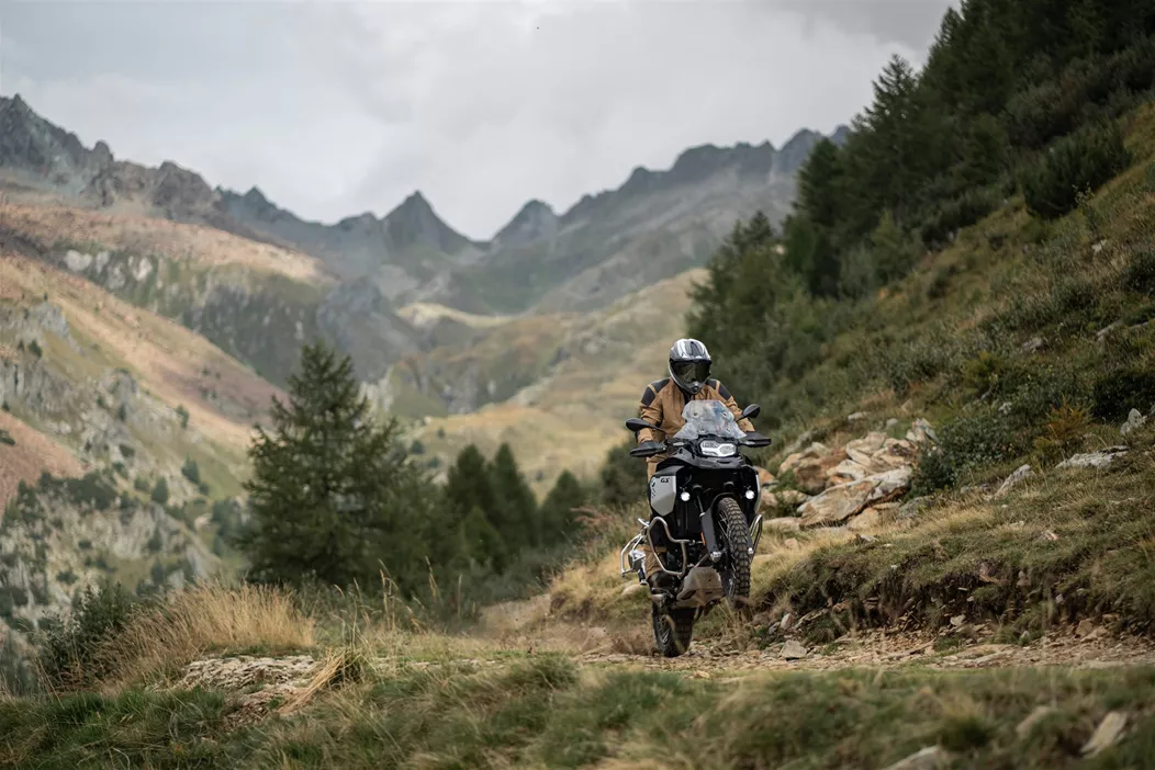 Mit der ADV Reihe bringt Fox insgesamt drei Anzüge für Adventure und Touren Fahrer auf den Markt. Wir haben sie für euch getestet.
