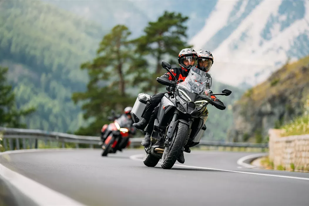 Ducati startet die Neuheiten-Serie 2025 mit einem umfangreichen Update für die Multistrada V4. Das Modell des Jahrgangs 2025 baut auf den Stärken seiner Vorgängerin auf und bringt zahlreiche Verbesserungen in Bezug auf Motorleistung, Technologie und Fahrkomfort.
