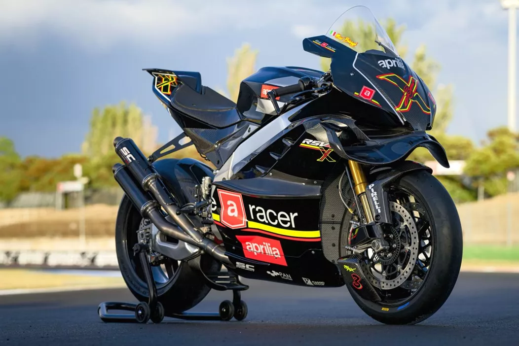 Aprilia Racing je predstavil doslej najbolj ekstremni model iz serije RSV4, RSV4 X ex3ma. Ta omejena izdaja s samo 30 primerki je rezultat tesne povezave z oddelkom MotoGP.