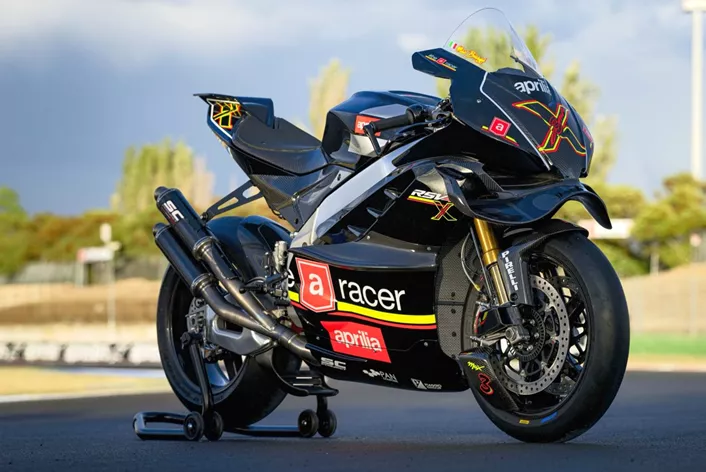 Aprilia Racing heeft met de RSV4 X ex3ma het tot nu toe extreemste model van de RSV4-reeks gepresenteerd. Deze beperkte oplage van slechts 30 exemplaren is het resultaat van een nauwe samenwerking met de MotoGP-afdeling.