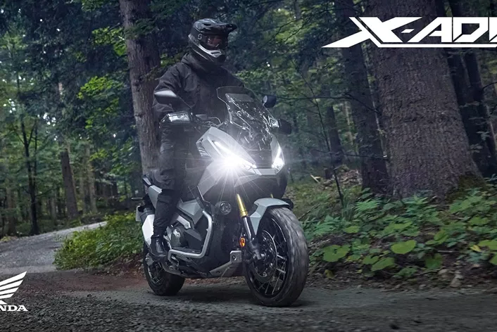 The Honda X-ADV combines the versatility of an adventure bike with the advantages of a powerful scooter. The latest version features a fresh design and numerous technical improvements.