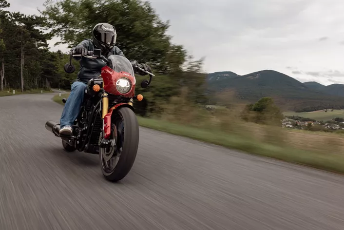 30 yılı aşkın süredir birçok modelle deneyim sahibi, ancak yeni Indian Scout 101 onu etkiledi. Zonko, 2024 model yılı için Cruiser segmentindeki bu yeni eklemeyi övüyor.