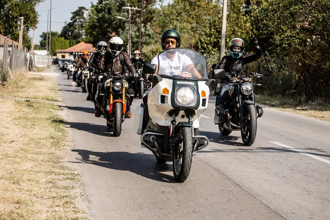 Balkan Rally 2024 je bila za vsakega člana naše 1000PS ekipe nepozabna izkušnja. Z 2500 kilometri, ki so se raztezali skozi štiri države, je rally ponujal ne le zahtevne ceste in trase, temveč tudi številne kulturne in krajinske vrhunce. Tukaj je pregled izzivov, doživetij in edinstvene atmosfere tega še vedno precej mladega, posebnega dogodka.