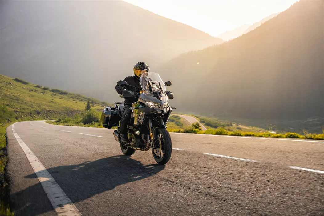 Kawasaki lance, sous la forme de la Versys 1100 pour l'année modèle 2025, une version révisée de la populaire Versys. Avec le slogan "Destination : Partout", elle promet plus de puissance et d'équipements.