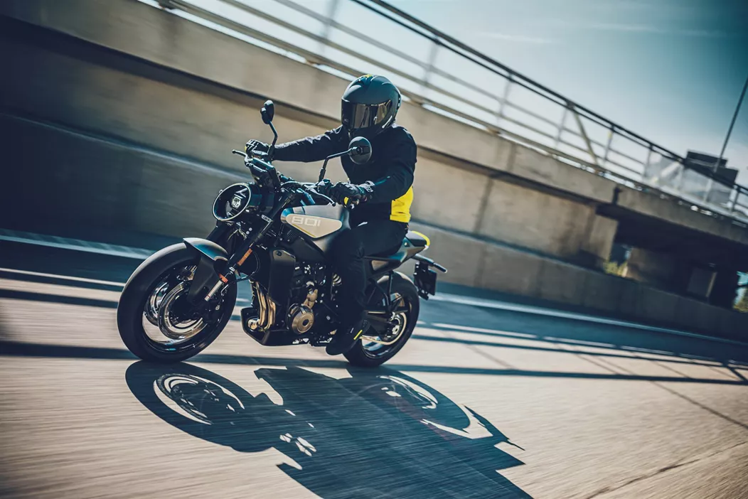 Husqvarna präsentiert die neue Vitpilen 801, die auf ihre dunkle Svartpilen Schwester folgt und neben neuer Optik auch ein vermeintlich sportlicheres Paket bietet.