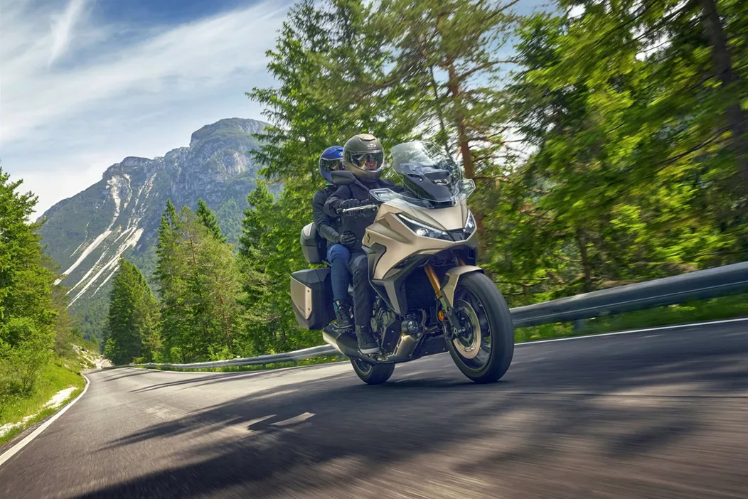 Honda NT1100 pro modelový rok 2025 přináší významné aktualizace. Díky přepracovanému designu, zvýšenému výkonu a vyšší praktičnosti zůstává NT1100 oblíbenou volbou pro cestovatele.