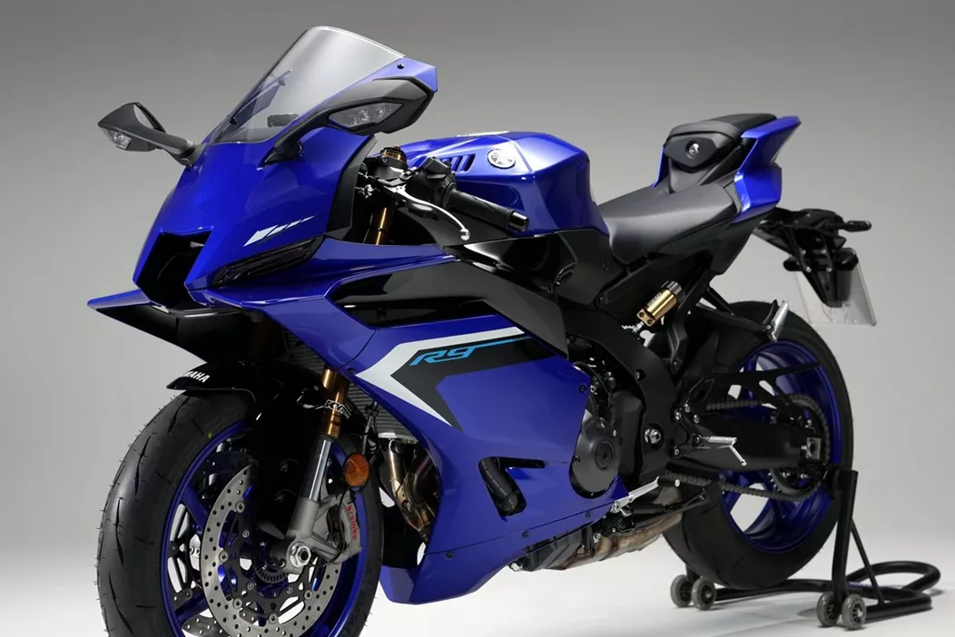 Dolgo se je špekuliralo in čakalo - zdaj je tukaj: nova Yamaha R9. Kaj zmore in kaj prinaša v sezono 2025, smo lahko izvedeli na ekskluzivni predstavitvi.