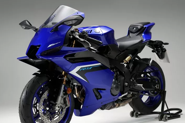Longtemps spéculée et attendue - elle est enfin là : la nouvelle Yamaha R9. Ce qu'elle peut faire et ce qu'elle apporte pour la saison 2025, nous avons pu le découvrir lors d'une présentation exclusive.