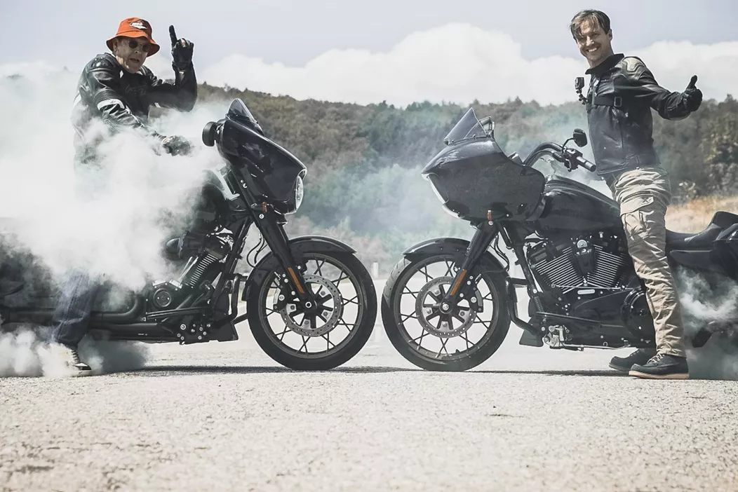 Testiranje motornih koles, izdelava videoposnetkov in ustvarjanje vsebin – vendar to je le polovica zgodbe! Izvedi tukaj, kako 1000PS resnično zasluži denar in kateri poslovni oddelki vodijo naše podjetje do uspeha. Čaka te vznemirljiv pogled v zakulisje!