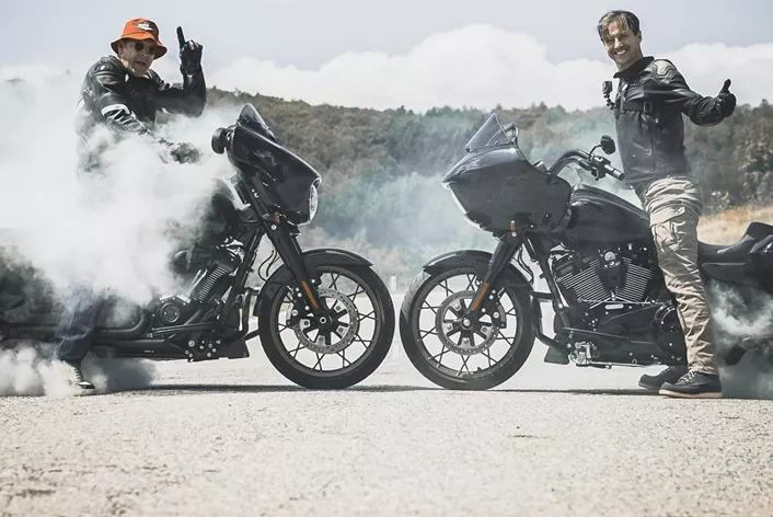 Motocikle testirati, video snimati i sadržaj kreirati – ali to je samo pola priče! Saznaj ovde kako 1000PS zaista zarađuje novac i koje poslovne oblasti vode našu kompaniju ka uspehu. Čeka te uzbudljiv pogled iza kulisa!