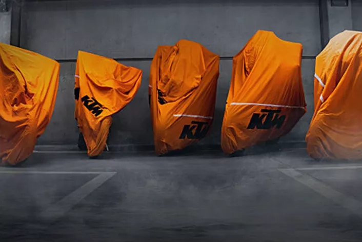 KTM još uvek ne otkriva nove modele za 2025. godinu, ali nam već sada dozvoljava da zavirimo ispod zavese. Proizvođač se ne samo vraća na EICMA, već već sada najavljuje modele za narednu sezonu.