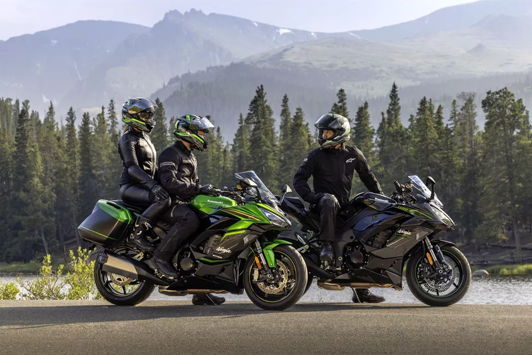 Kawasaki rozšiřuje svou nabídku v oblasti sportovních cestovních motocyklů uvedením nového modelu Ninja 1100SX. Po nedávno oznámené Versys 1100 přichází tento model, který je ideální jak pro sportovní jízdy, tak pro dlouhé trasy. Novinkou je také dostupnost verze SE, která nabízí prémiovou výbavu navíc.
