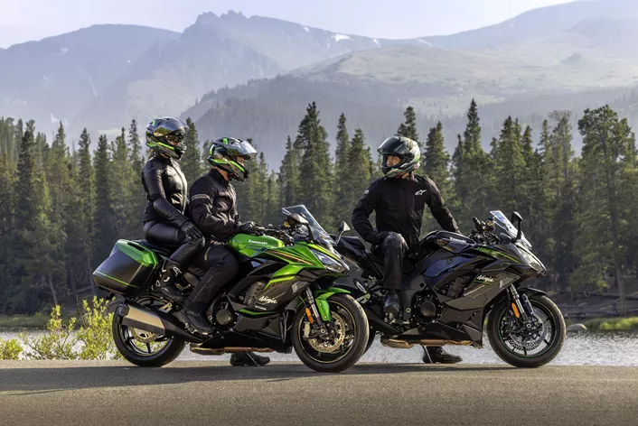 Kawasaki erweitert sein Angebot im Bereich der Sporttourer mit der Einführung der neuen Ninja 1100SX. Nach der kürzlich angekündigten Versys 1100 folgt dieses Modell, das sowohl für sportliche Fahrten als auch für Langstreckenfahrten geeignet ist. Neu ist auch die Verfügbarkeit einer SE-Version, die zusätzliche Premium-Ausstattung bietet.