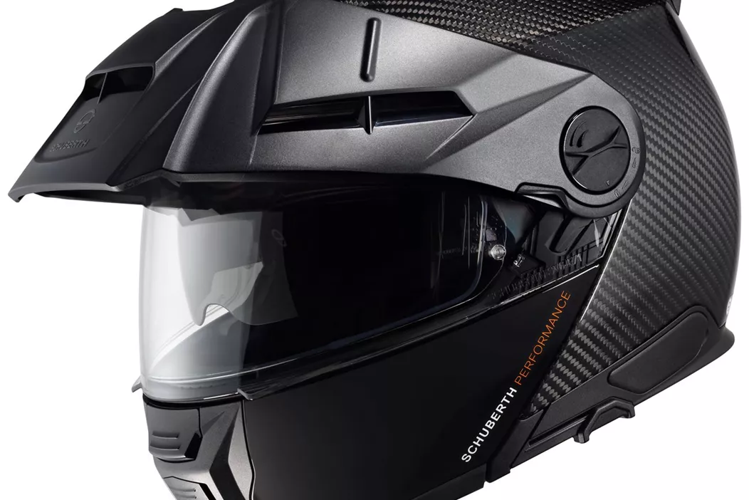 Podjetje Schuberth, ki proizvaja čelade, širi svoj portfelj z modelom E2 Carbon, najnovejšo čelado v njihovi Adventure seriji. Čelada je namenjena predvsem avanturističnim in potovalnim motoristom, ki na dolgih razdaljah cenijo udobje in zaščito enako.