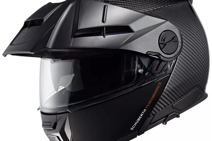 Proizvođač kaciga Schuberth proširuje svoj portfolio sa E2 Carbon, najnovijom kacigom u avanturističkoj seriji kompanije. Kaciga je posebno namenjena avanturističkim i turističkim vozačima koji podjednako cene udobnost i zaštitu na dugim putovanjima.