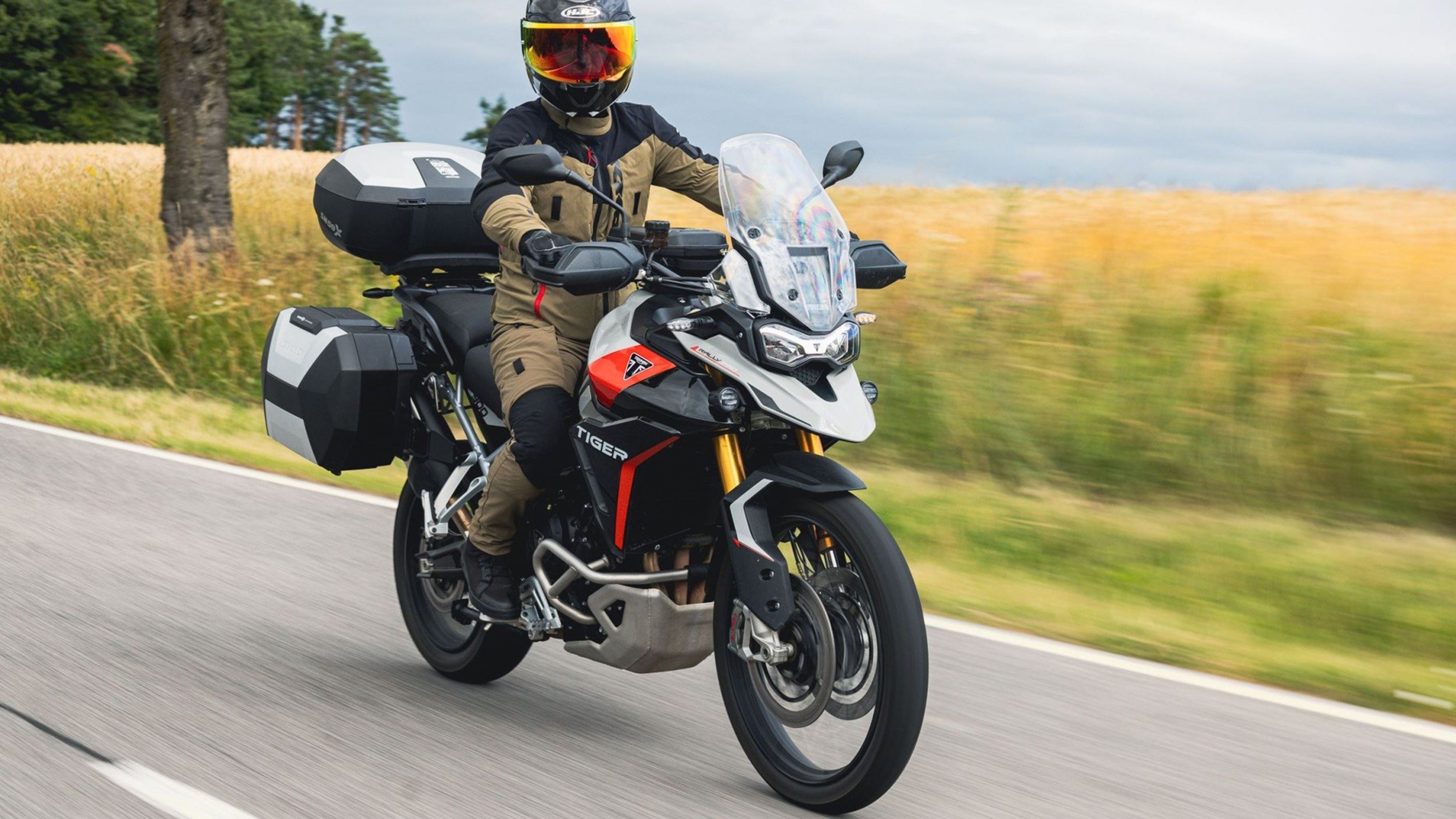 Triumph Tiger 900 Rally Pro em teste prático na estrada rural Triumph Tiger 900 Rally Pro em teste prático na estrada rural
